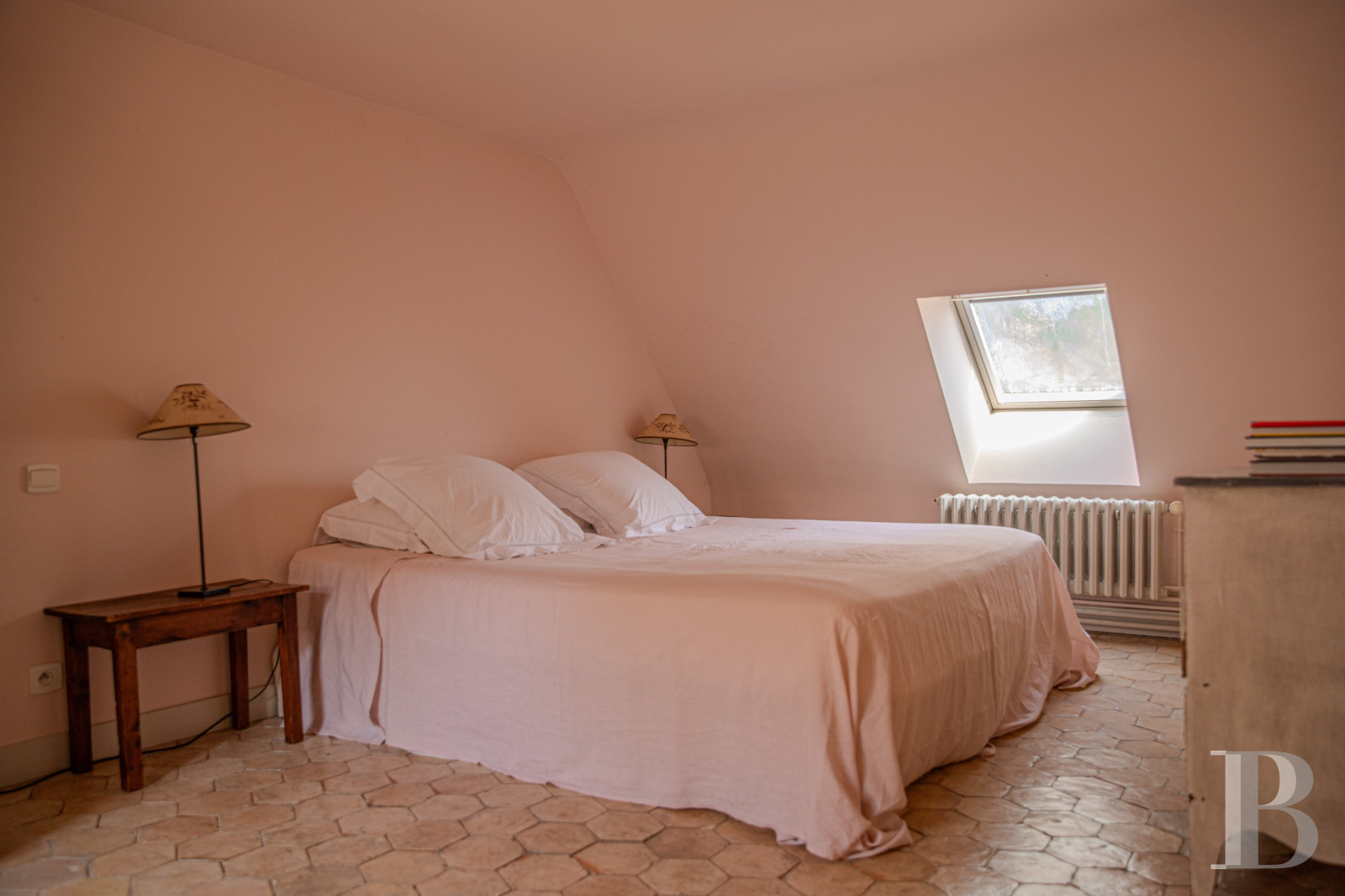 Dans le Perche, au nord-est de Bellême, une maison des 18e et 19e siècle au milieu de grands arbres  - photo  n°33